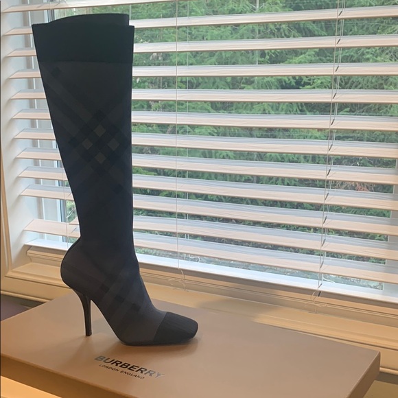 Burberry Black and Gray Patterned Boots - Picture 3 of 15